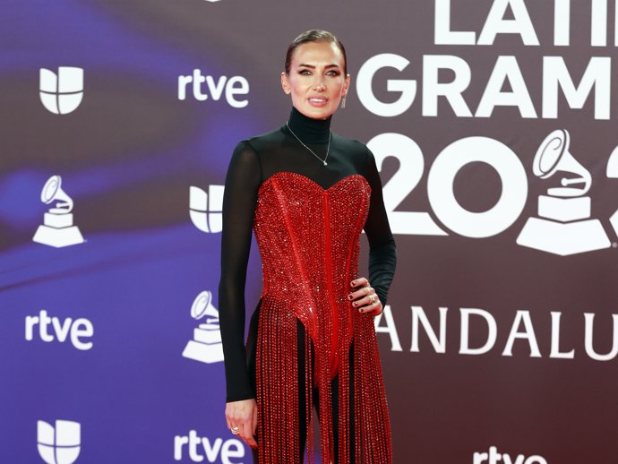 Nieves Álvarez en la alfombra roja de los Latin Grammy 2023