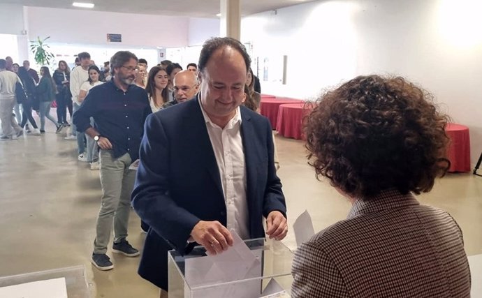 Casimiro Mantell vontando en las elecciones a rector.