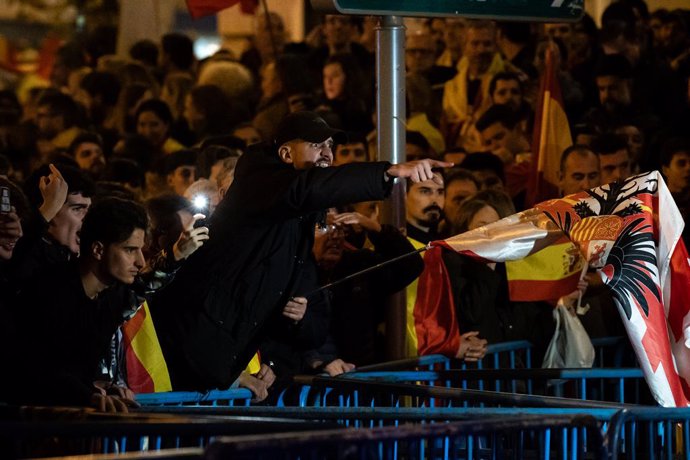 Desenes de manifestants amb banderes increpen la policia, durant una manifestació contra l'amnistia davant de la seu del PSOE a Ferraz, a 16 de novembre de 2023, a Madrid (Espanya). 