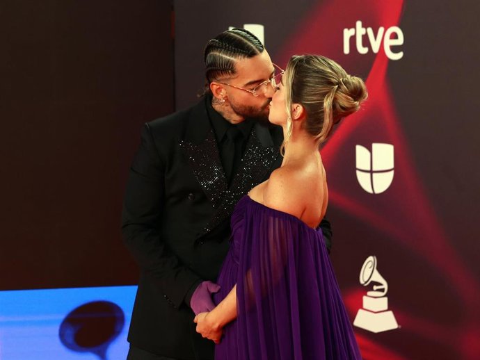 El cantante Maluma y su pareja Susana Gómez posan durante el photocall previo a la gala de entrega de los Latin Grammy 2023, en el Palacio de Congresos de Sevilla, a 16 de noviembre de 2023, en Sevilla, Andalucía (España).