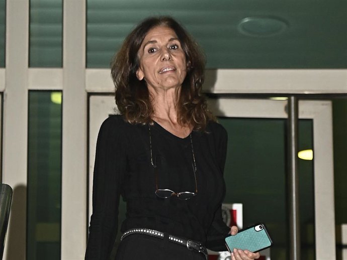 Pastora Vega sale a las puertas del tanatorio, a 16 de noviembre de 2023, en Madrid (España).