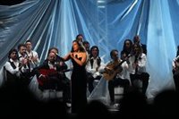 Abanicos y mantones, Rocío Jurado o 'Granada' en la voz de Bocelli se cuelan en unos Grammy Latinos con sabor andaluz
