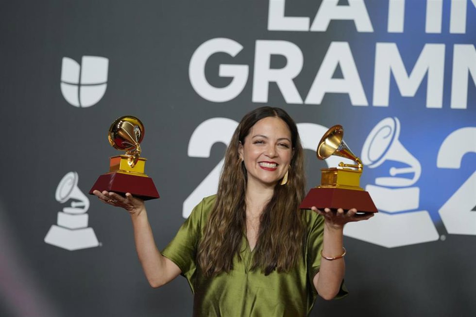 La cantante Natalia Lafourcade, posa con los Grammy a mejor compositora de álbum y mejor composición de canción, que le ha sido otorgado durante la gala entrega de los Latin Grammy 2023, en el Palacio de Congresos de Sevilla, a 16 de noviembre de 2023, 