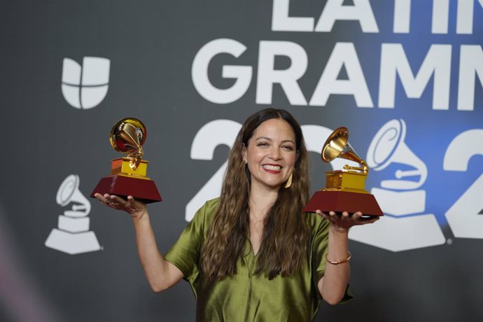 La cantante Natalia Lafourcade, posa con los Grammy a mejor compositora de álbum y mejor composición de canción, que le ha sido otorgado durante la gala entrega de los Latin Grammy 2023, en el Palacio de Congresos de Sevilla, a 16 de noviembre de 2023, 