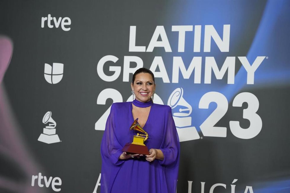 La cantante Niña Pastori, posa con el Grammy a mejor álbum flamenco, que le ha sido otorgado durante la gala entrega de los Latin Grammy 2023, en el Palacio de Congresos de Sevilla, a 16 de noviembre de 2023, en Sevilla, Andalucía (España). 