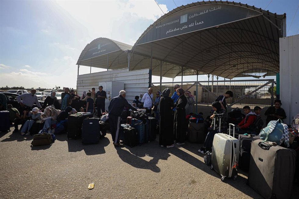 Ciudadanos palestinos con doble nacionalidad y extranjeros en el paso de Rafá, en la frontera entre Egipto y la Franja de Gaza