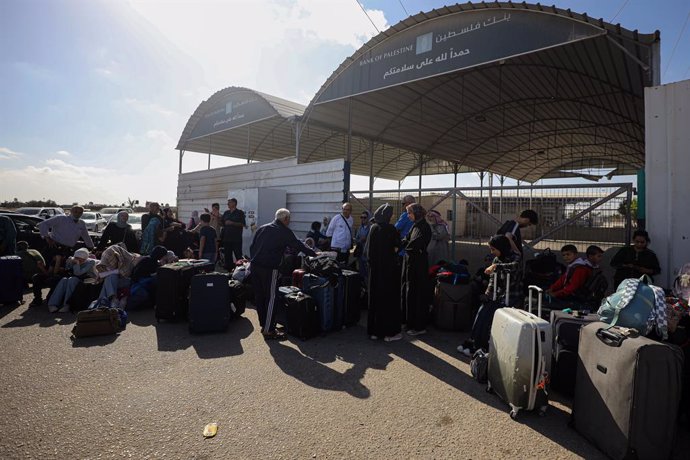 GAZA, Nov. 10, 2023  -- Foreign passport holders wait to leave the Gaza Strip for Egypt via the Rafah crossing in the southern Gaza Strip, on Nov. 10, 2023. The Hamas-run Gaza Health Ministry said Friday that more than 11,000 Palestinians have been kill