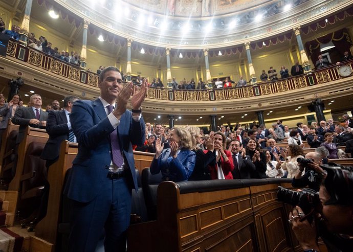 El recién nombrado presidente del Gobierno, Pedro Sánchez, es aplaudido tras finalizar la segunda sesión del debate de investidura de Pedro Sánchez como presidente de Gobierno, en el Congreso de los Diputados, a 16 de noviembre de 2023, en Madrid (Españ