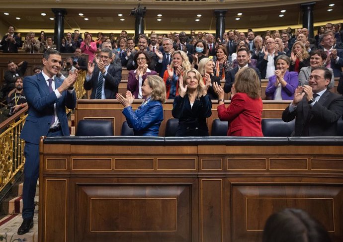 El recién nombrado presidente del Gobierno, Pedro Sánchez, es aplaudido tras finalizar la segunda sesión del debate de investidura, en el Congreso de los Diputados, a 16 de noviembre de 2023, en Madrid (España).