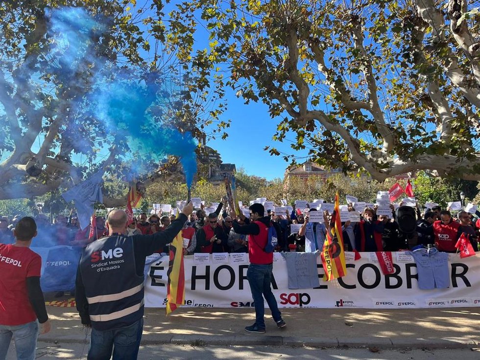 Concentración de sindicatos de Mossos d'Esquadra ante el Parlament de Catalunya