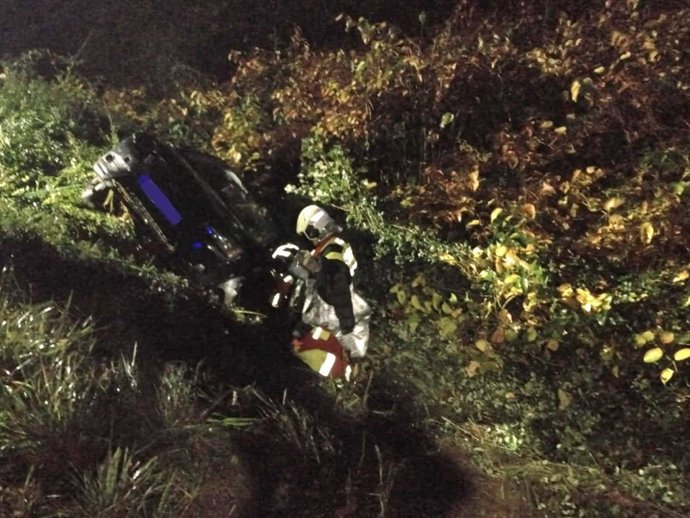 Herida una conductora tras caer por un terraplén en una carretera de Cabezón de la Sal