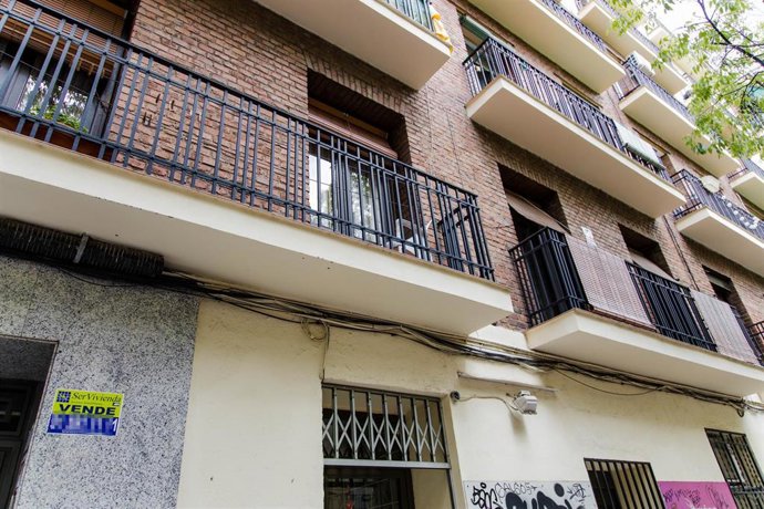 Archivo - Un cartel de 'Vende' de una inmobiliaria, en una imagen de archivo