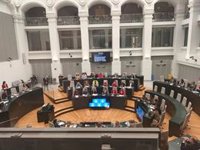 Maestre y Maroto, con chapa de 'Perro Sanxe', escenifican el entendimiento PSOE-Sumar a su entrada en Cibeles