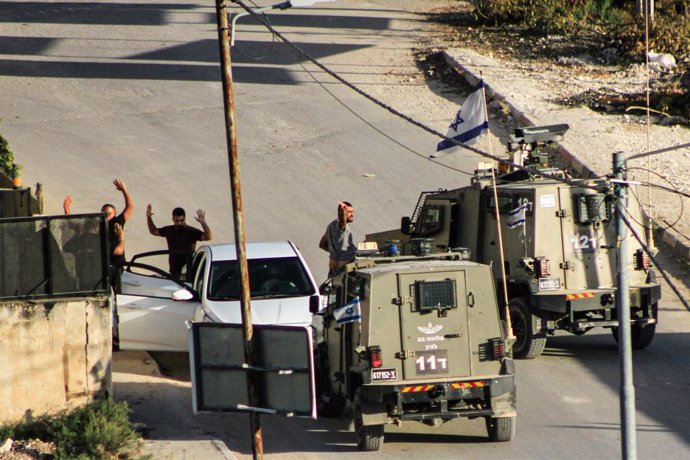 El Ejército de Israel rodean a un grupo de jóvenes palestinos y los registran en Yenín, Cisjordania