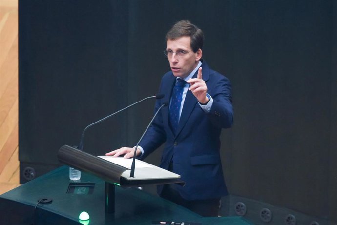 El alcalde de Madrid, José Luis Martínez-Almeida, interviene durante una sesión extraordinaria del Pleno municipal en el Ayuntamiento de Madrid, a 17 de noviembre de 2023, en Madrid (España)