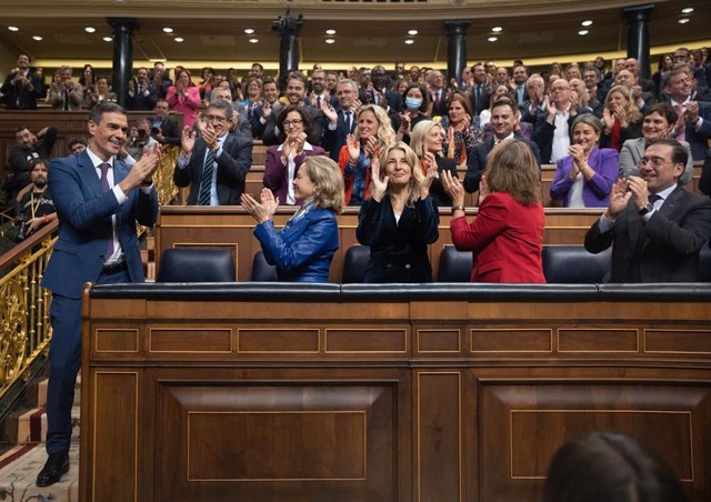 El recién nombrado presidente del Gobierno, Pedro Sánchez, es aplaudido tras finalizar la segunda sesión del debate de investidura de Pedro Sánchez como presidente de Gobierno, en el Congreso de los Diputados, a 16 de noviembre de 2023, en Madrid (España)