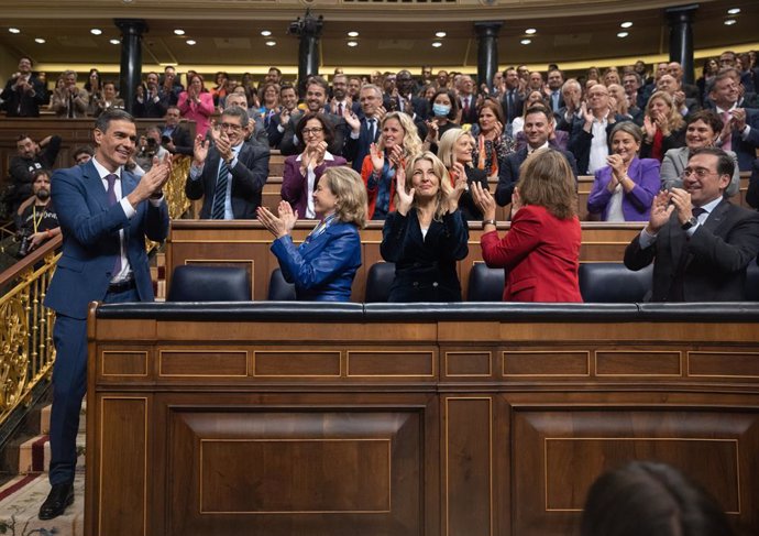 El recién nombrado presidente del Gobierno, Pedro Sánchez, es aplaudido tras finalizar la segunda sesión del debate de investidura de Pedro Sánchez como presidente de Gobierno, en el Congreso de los Diputados, a 16 de noviembre de 2023, en Madrid (Españ