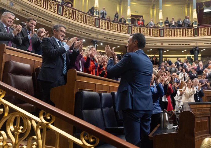 El recién nombrado presidente del Gobierno, Pedro Sánchez, es aplaudido tras finalizar la segunda sesión del debate de investidura de Pedro Sánchez como presidente de Gobierno, en el Congreso de los Diputados, a 16 de noviembre de 2023, en Madrid (Españ