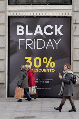 Archivo - Un cartel publicitario anuncia rebajas con motivo del Black Friday