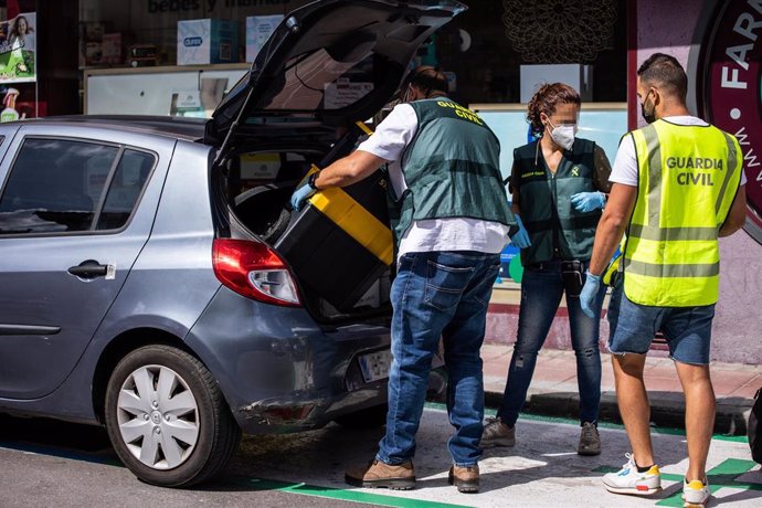 Archivo - Tres agentes de la Guardia Civil en la zona donde Noelia de Mingo atacó a dos personas.