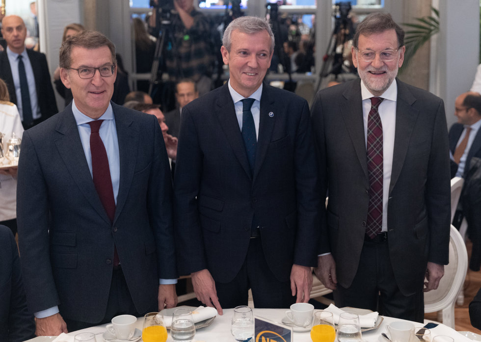 (I-D) El presidente del PP, Alberto Núñez Feijóo; el presidente de la Xunta de Galicia, Alfonso Rueda y el expresidente del Gobierno Mariano Rajoy, durante un desayuno  de Nueva Economía Fórum, a 17 de noviembre de 2023, en Madrid (España).