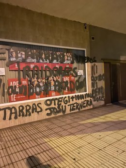 Fachada de la Agrupación Socialista de Llanera que amaneció vandalizada.