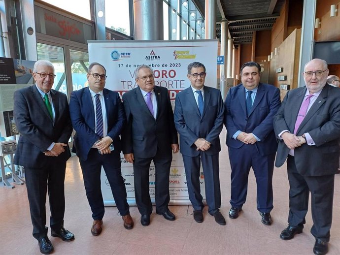 El comisionado del Corredor del Atlántico, José Antonio Sebastián Ruiz (segundo por la izda), antes de participar en el VIII Foro de Transporte Multimodal, que se celebra en el recinto ferial gijonés 'Luis Adaro'.