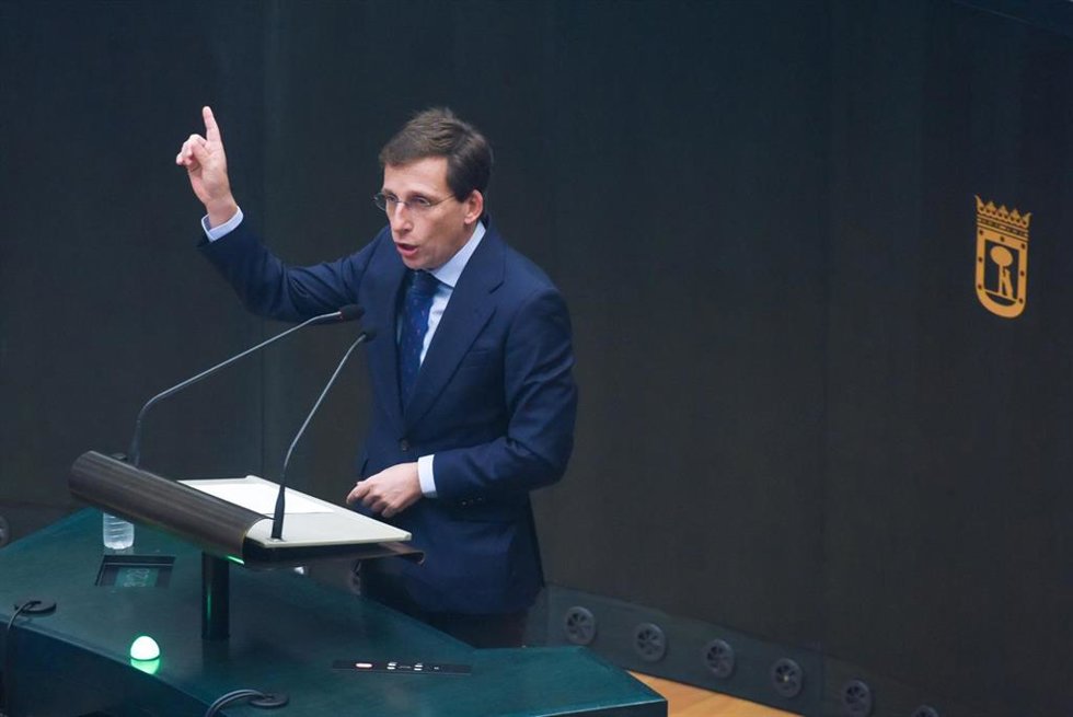 El alcalde de Madrid, José Luis Martínez-Almeida, interviene durante una sesión extraordinaria del Pleno municipal en el Ayuntamiento de Madrid, a 17 de noviembre de 2023, en Madrid (España). 
