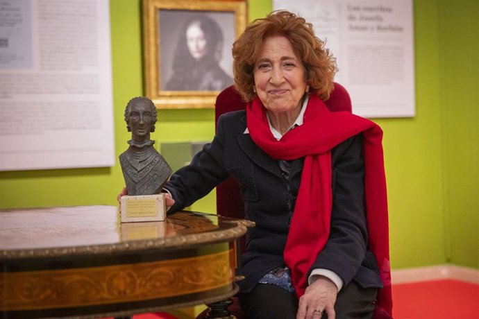 La directora de la Real Academia de la Historia, Carmen Iglesias, ha recibido el primer Premio Carlos III, dentro de la jornada inaugural del Congreso de las Reales Sociedades Económicas De España, en el Patio de la Infanta, en Zaragoza