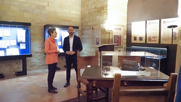 Eduardo Lucena visita la exposición 'La piel del archivo', en el Archivo Histórico Provincial de Córdoba.