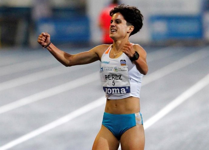 Archivo - La atleta española María Pérez celebra su victoria en una prueba de 20 kilómetros marcha, en imagen de archivo