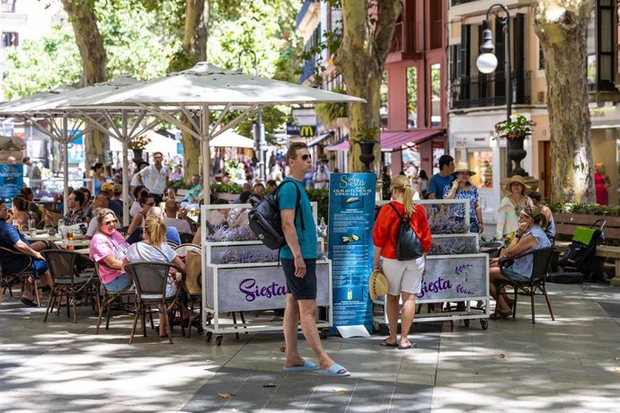 Archivo - Varias personas se sientan en las terrazas a tomar algo, a 15 de julio de 2023, en Palma.