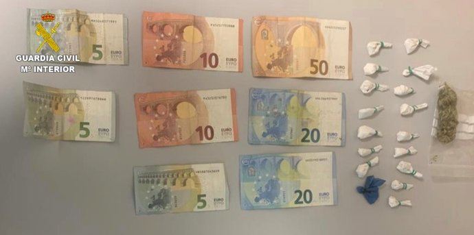 Efectos incautados a los detenidos por tráfico de drogas en Villares del Saz.