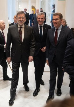 (I-D) El expresidente del Gobierno Mariano Rajoy; el presidente de la Xunta de Galicia, Alfonso Rueda y el presidente del PP, Alberto Núñez Feijóo, llegan a un desayuno  de Nueva Economía Fórum, a 17 de noviembre de 2023, en Madrid (España).