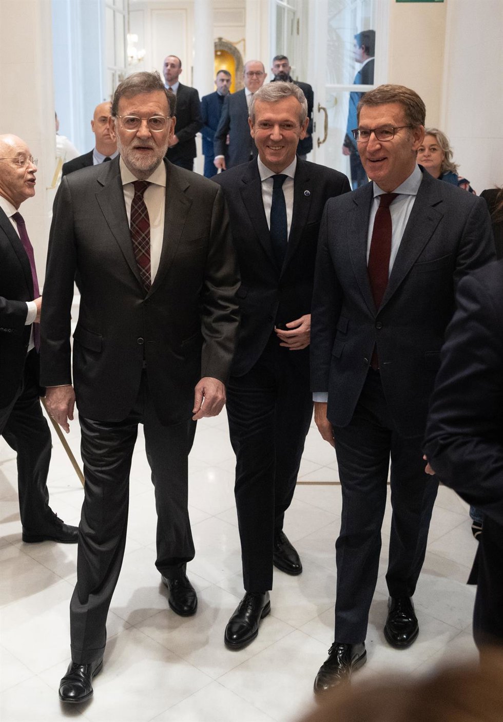 (I-D) El expresidente del Gobierno Mariano Rajoy; el presidente de la Xunta de Galicia, Alfonso Rueda y el presidente del PP, Alberto Núñez Feijóo, llegan a un desayuno de Nueva Economía Fórum, a 17 de noviembre de 2023, en Madrid (España).