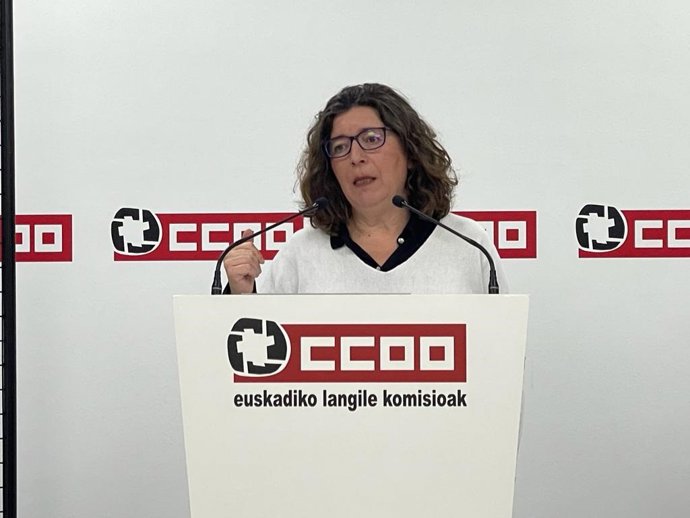 Archivo - La secretaria general de CCOO Euskadi, Loli Garcia, en una comparecencia de prensa