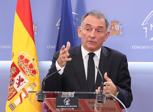 El coordinador de Izquierda Unida en Castilla-La Mancha, Juan Ramón Crespo (i), y el portavoz de Izquierda Unida en el Congreso y diputado por Sumar, Enrique Santiago (d)