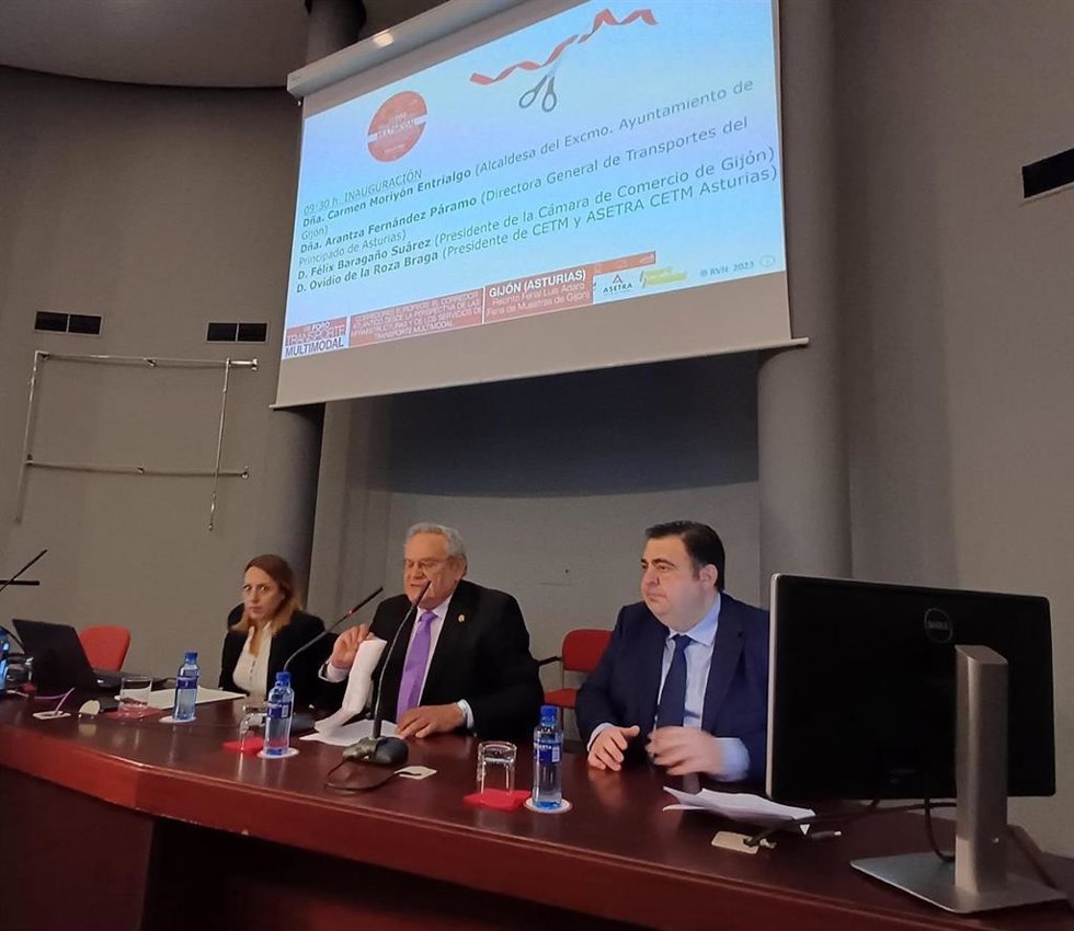 Intervención del presidente de CETM y Asetra CETM Asturias, Ovidio de la Roza --en el centro--, en  la inauguración del VIII Foro de Transporte Multimodal, que se celebra en el recinto ferial gijonés 'Luis Adaro'.