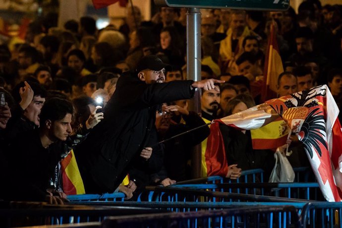 Decenas de manifestantes con banderas increpan a la policía, durante una manifestación contra la amnistía frente a la sede del PSOE en Ferraz