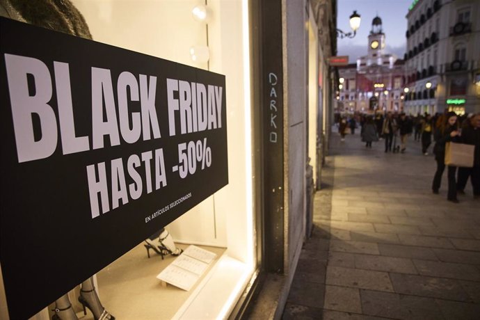 Archivo - Un cartel anuncia los descuentos del Black Friday en un comercio