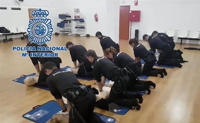 Policías de Ponferrada salvan la vida a una mujer tras quince minutos de reanimación cardiopulmonar. En la foto, distintos policías realizan prácticas de reanimación.