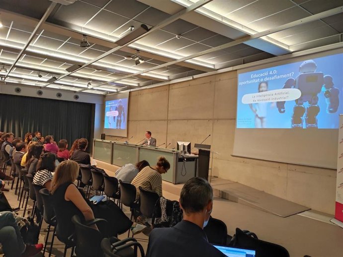 Más de 350 docentes participan en unas conferencias sobre inteligencia artificial en las aulas.