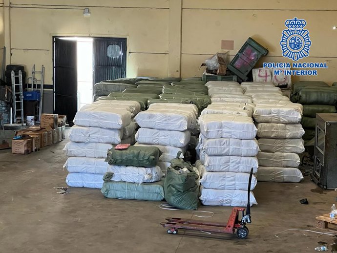 Nota De Prensa: "La Policía Nacional Recupera 18,3 Toneladas De Productos Textiles Robados En El Polígono Industrial De Toledo"