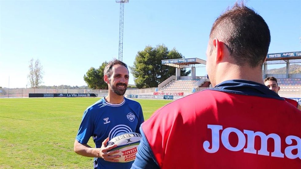 El exfutbolista Juanfran Torres, en un entrenamiento con la selección español de rugby XV.