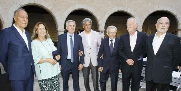 La fundadora y primera presidenta del Círculo de Economía de Mallorca, Isabel Corominas, junto a otros miembros del organismo.