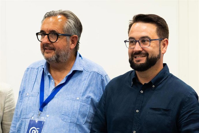 Archivo - El senador Luis Martínez Portillo y el diputado  Javier Merino