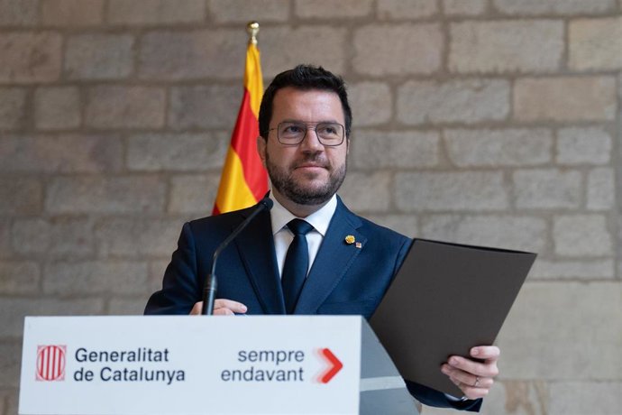 Archivo - El presidente de la Generalitat, Pere Aragons, durante una rueda de prensa tras la reunión del Govern para valorar el informe para pactar un referéndum de autodeterminación,en la galería gótica del Palau de la Generalitat, a 16 de octubre de 