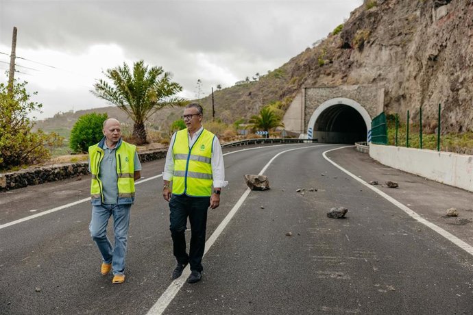 El consejero de Carreteras del Cabildo de Tenerife, Dámaso Arteaga, en una visita a las obras del talud de la TF-5
