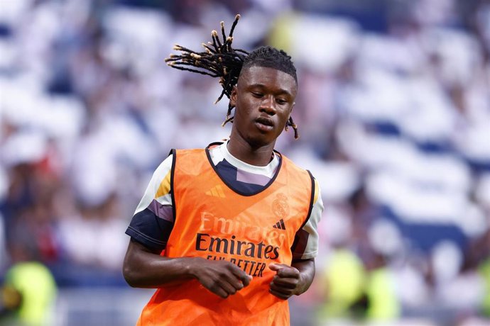 Archivo - El centrocmapista del Real Madrid Eduardo Camavinga, durante un calentamiento del Real Madrid ante Las Palmas en LaLiga EA Sports 2023-2024 en el Santiago Bernabéu.
