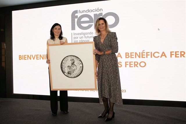 La doctora Marta Alonso (izquierda) recibe la II Beca doctor Baselga de manos de Silvia Garriga, presidenta de la Fundación FERO.